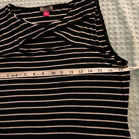 🎉2/20$Vince Camuto short-sleeve T😎 - Picture 9 of 9